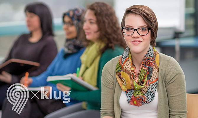 Vier Frauen eine blickt in die Kamera 