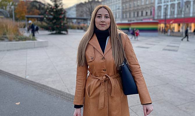 Frau Nina Matakovic steht auf dem Raumannplatz.
