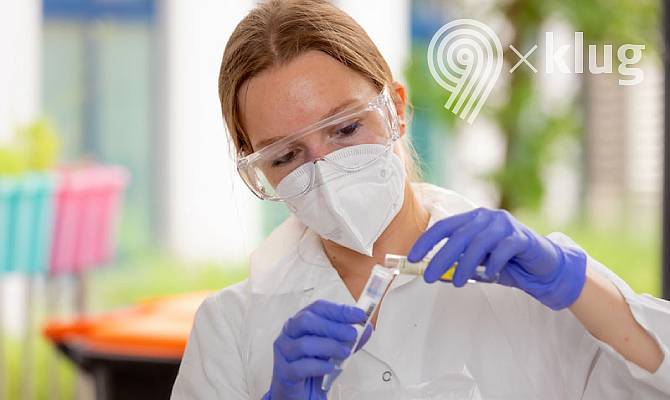 Wissenschaftlerin beim Mischen von Stoffen