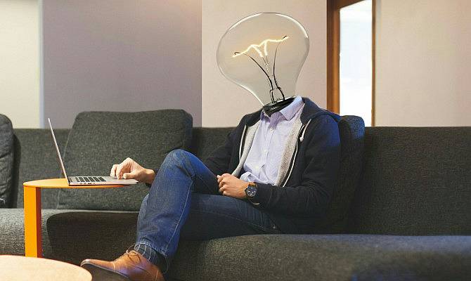 Person bei Ideenfindung im Wohnzimmer