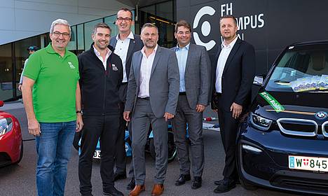 Gruppe vor FH-Gebäude