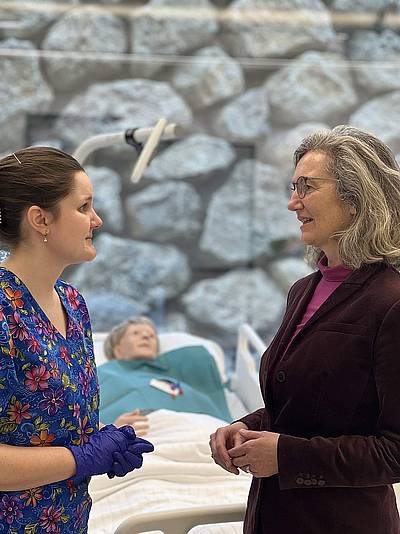 Cornelia Feichtinger und Elisabeth Haslinger-Baumann im Gespräch