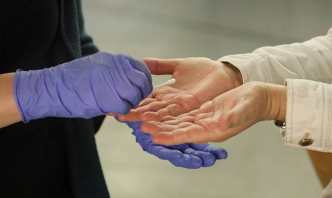 Person nimmt Handabstrich