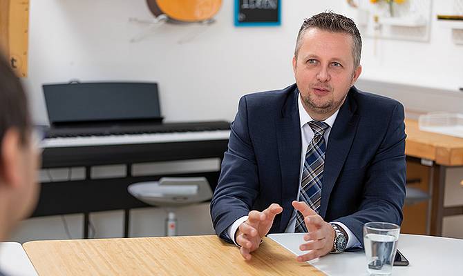 Heimo Sandtner sitzt und spricht