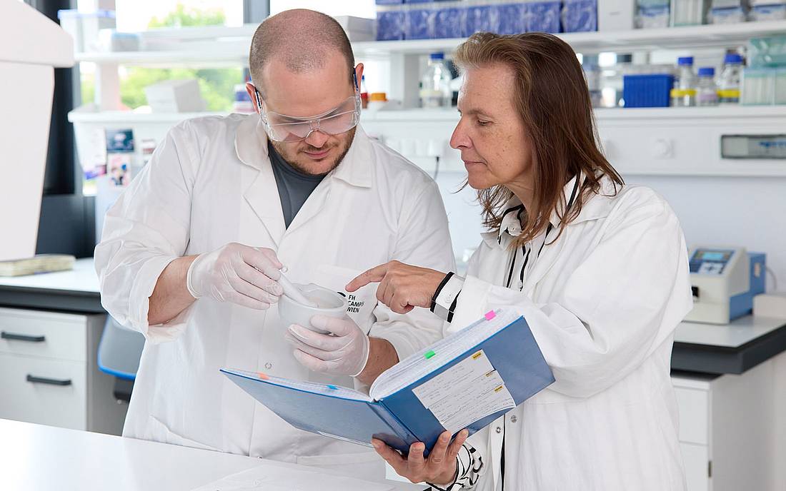 Peter Stoll und Ines Swoboda in einem Labor an der HCW