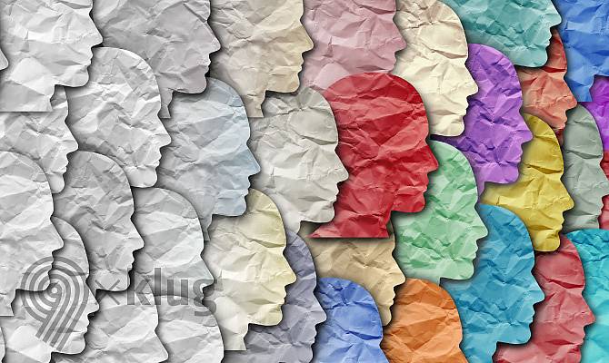 Gesichtsprofile wurden aus Papier ausgeschnitten und übereinandergelegt, wobei die Papierfarbe von links nach rechts zunehmend intensiver wird