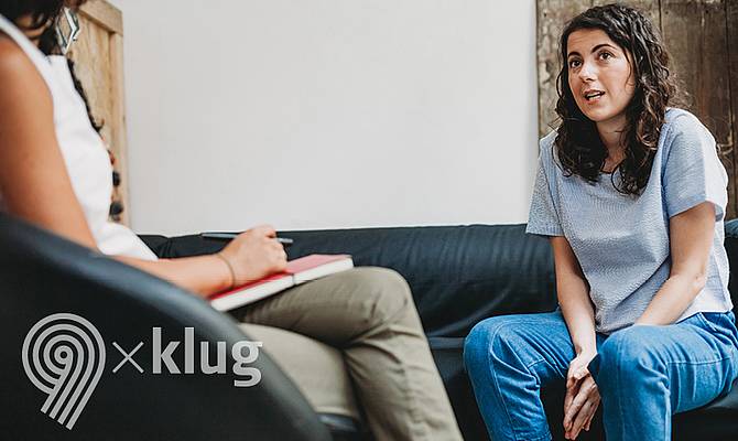 Ein Patientengespräch ist dargestellt