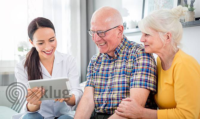 Drei Personen schauen auf Tablet