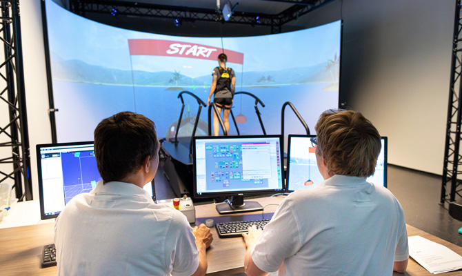 Ein Lehrender und ein Studierender sitzen an der Schaltzentrale des GRAIL