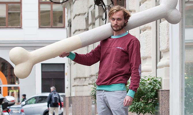 Merlin Kratky mit übergroßem Hundeknochen