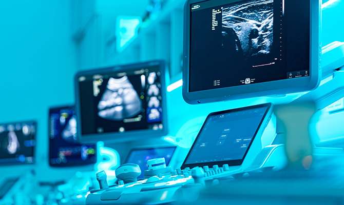 Sonographiegeräte in einem blauen Licht