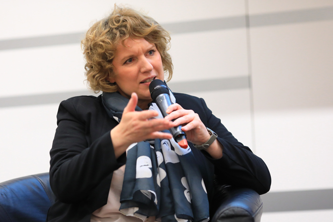 Yvonne Hofstetter mit Mikrofon im Zukunftsgespräch