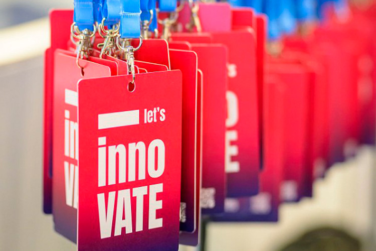 Laynards mit Innovate-Teilnahmepass hängen herunter