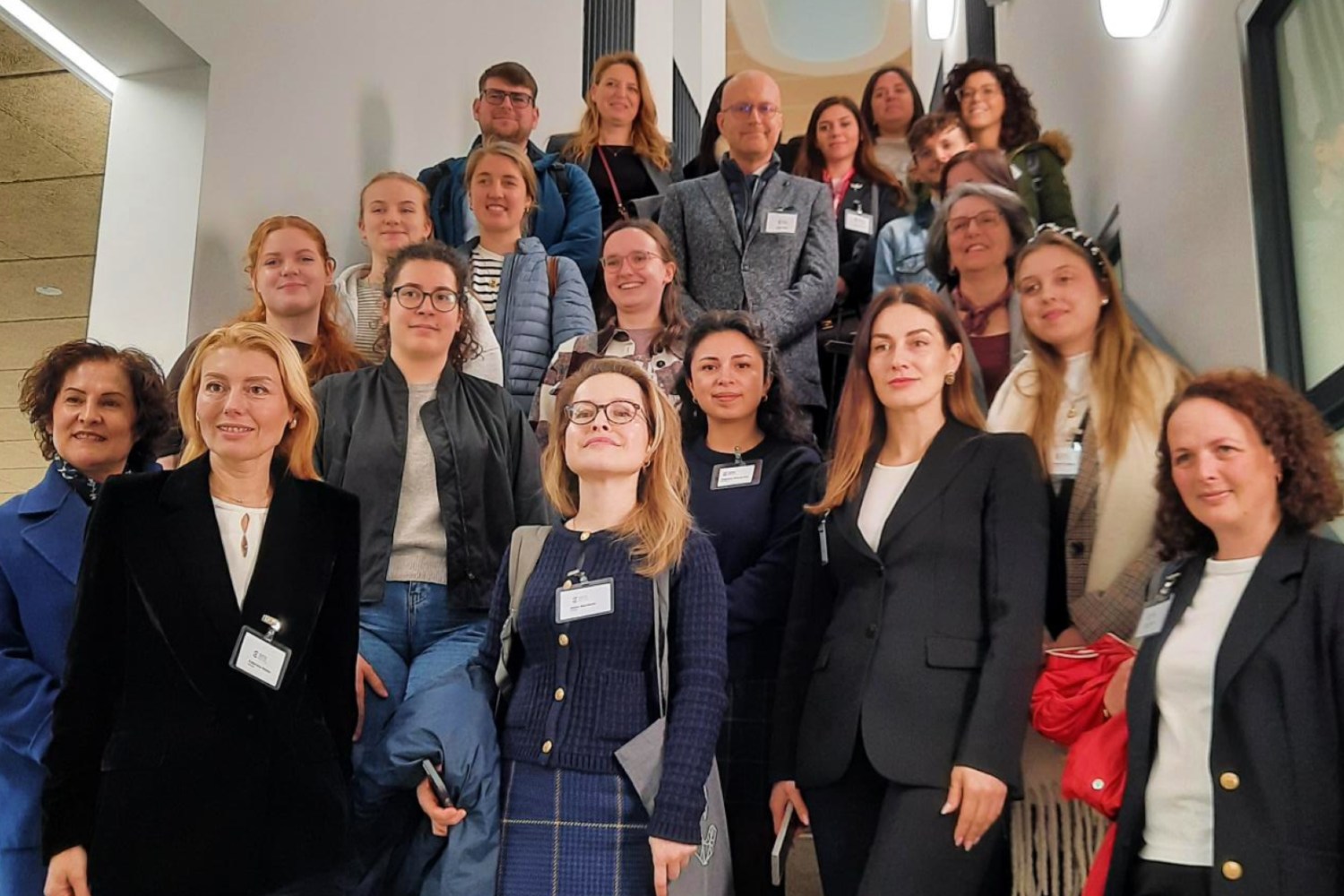 Gruppenbild der Teilnehmenden der internationals days 2026 im Department Angewandte Pflegewissenschaft auf einer Treppe stehend 