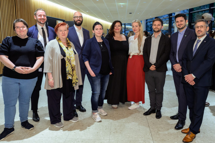 eine Gruppe von Personen im Foyer der HCW