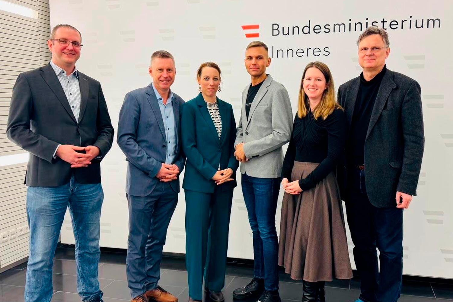 Marlon Possard (Mitte) mit führenden Vertreter*innen des Rechtsreferates und der Medien- und Öffentlichkeitsarbeit des BMI.