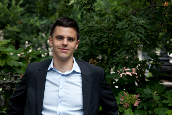 Gernot Wagner im Freien vor Pflanzen