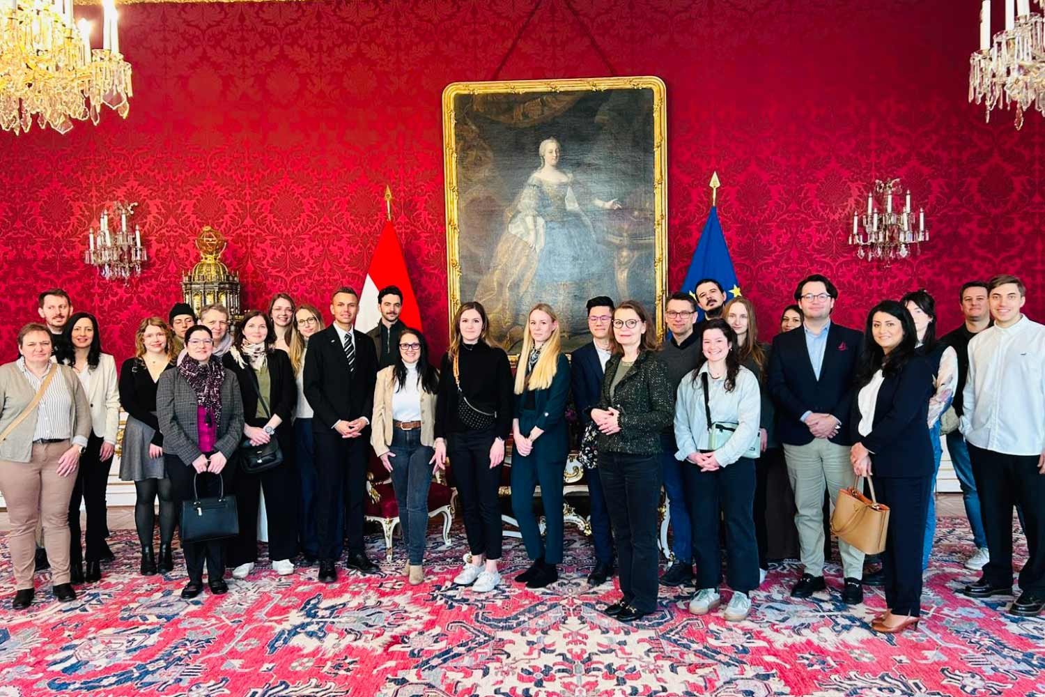 Die Gruppe steht vor dem Bild im Maria-Theresien-Zimmer in der Präsidentschaftskanzlei der Hofburg.