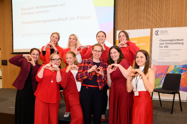 Eine Gruppe von Frauen, gekleidet in Rot. 