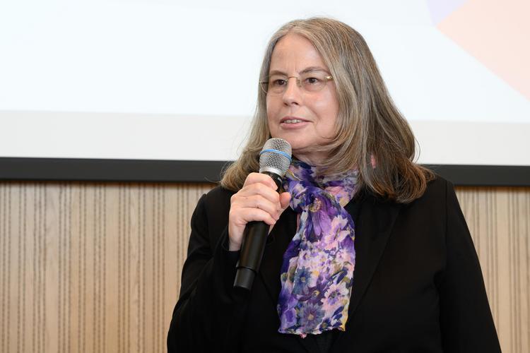 Sabine Schweiger mit einem Mikrofon